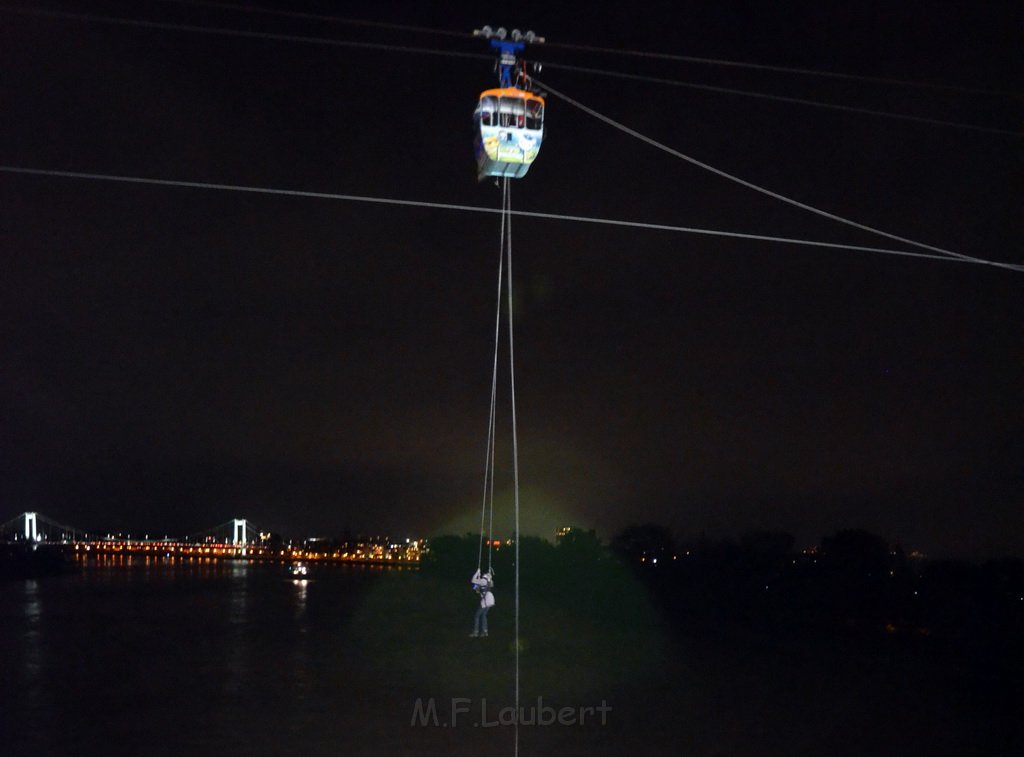 Einsatz BF Hoehenretter Koelner Seilbahn Hoehe Zoobruecke P2505.JPG